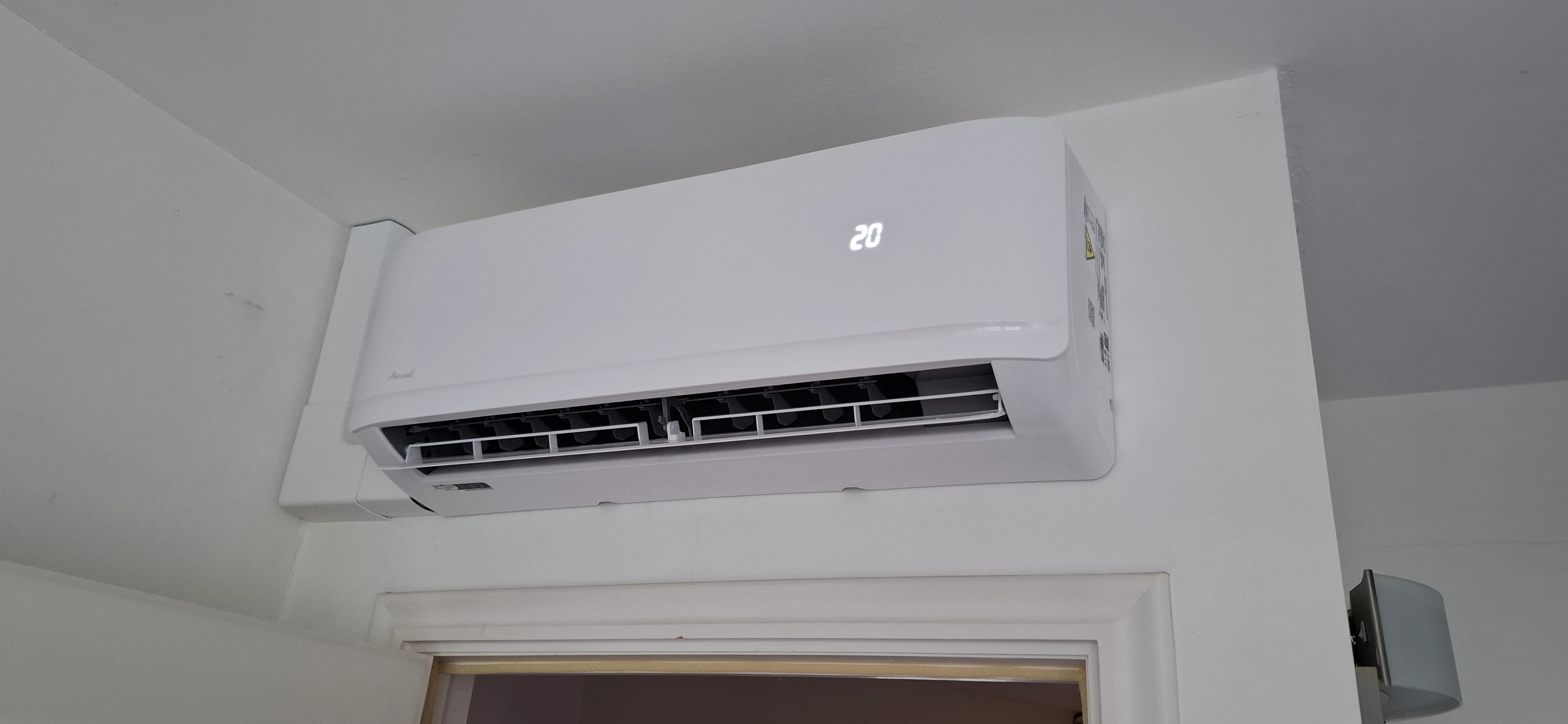 Witte split airco aan muur gemonteerd