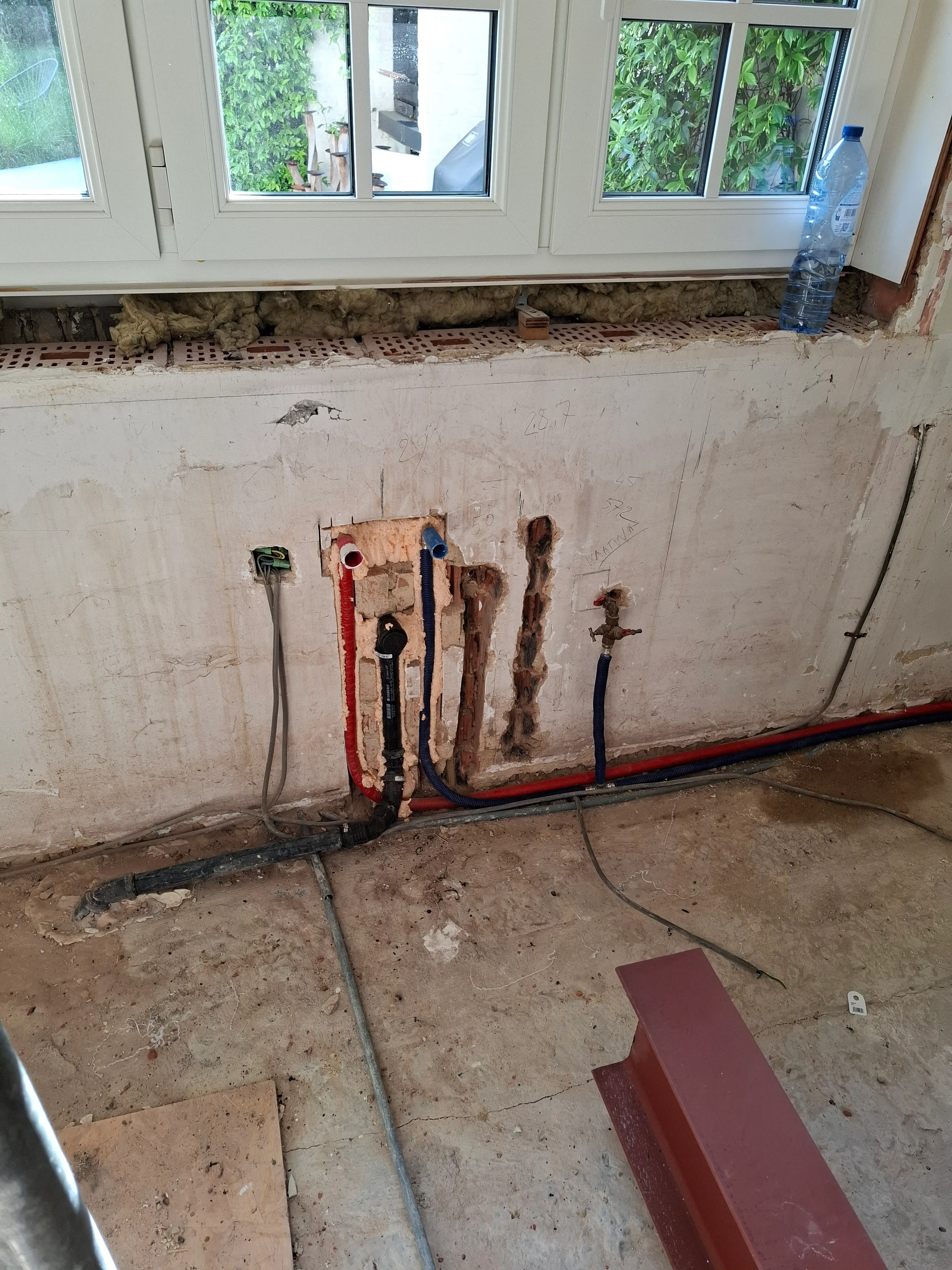 Elektra- en waterinstallatie tijdens renovatie