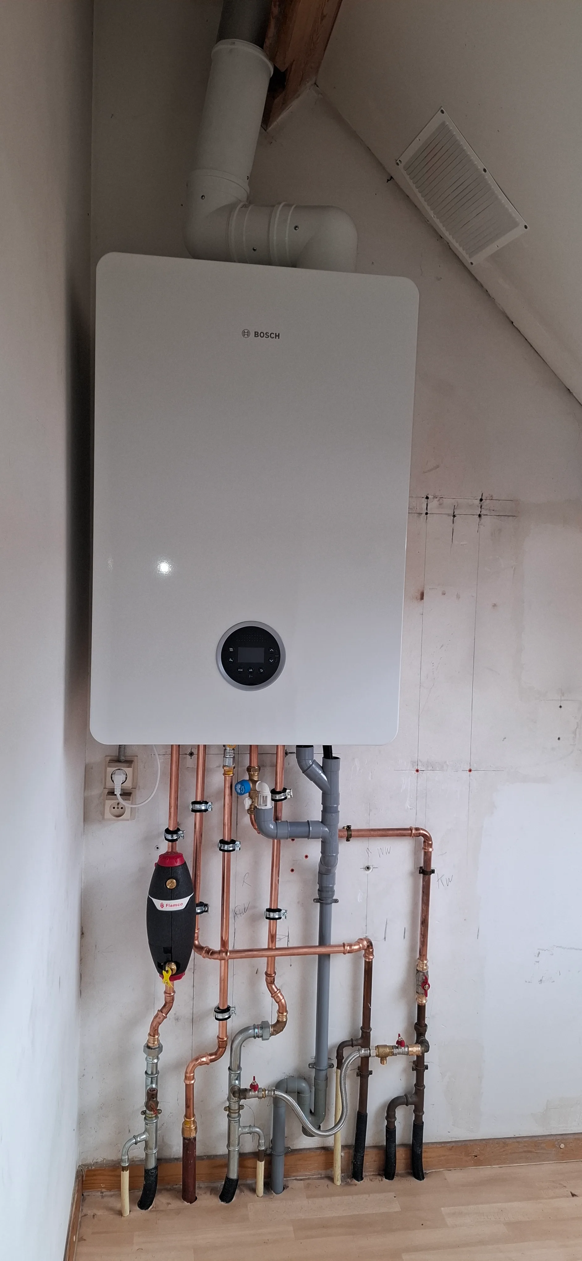 Moderne wandmontage warmwaterinstallatie met koperleidingen