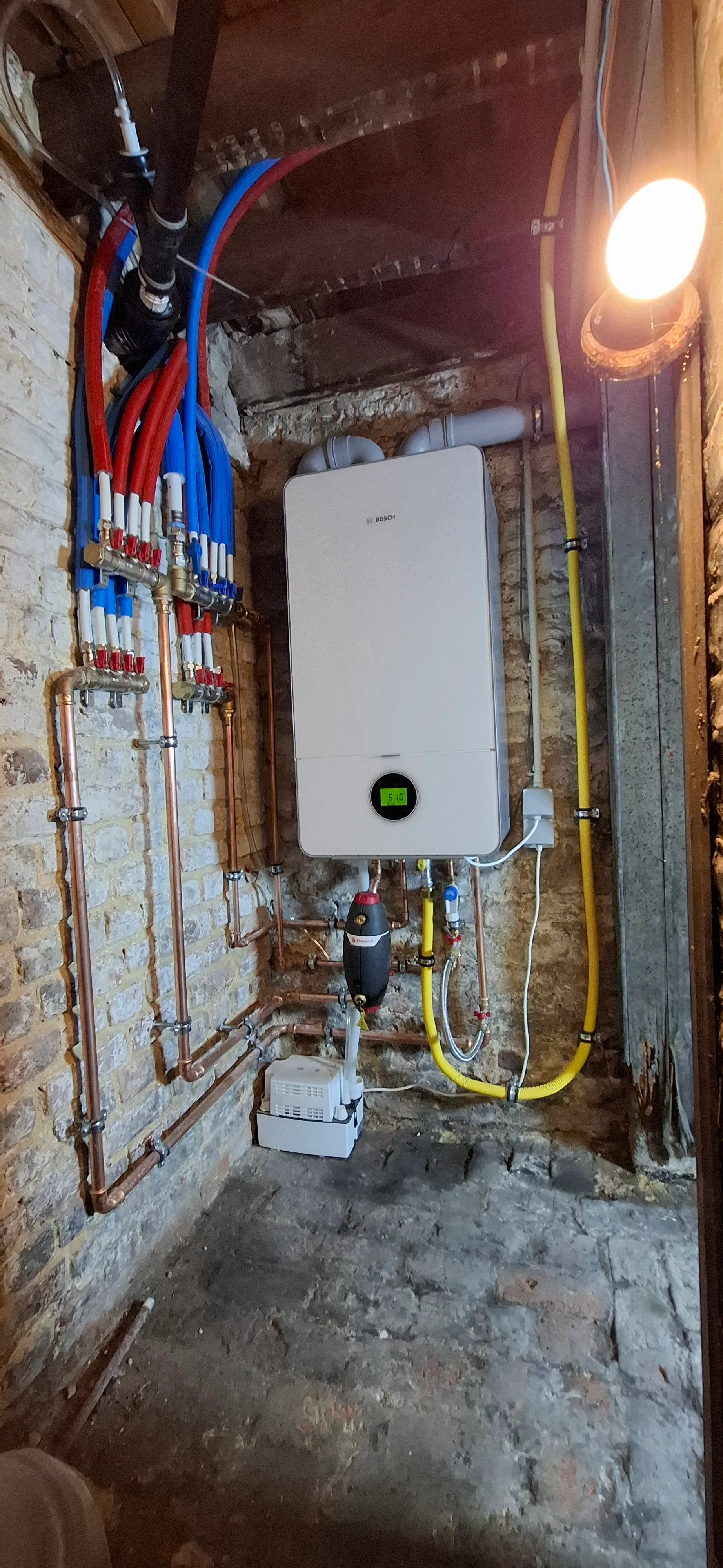 Professionele cv-ketel installatie met leidingwerk