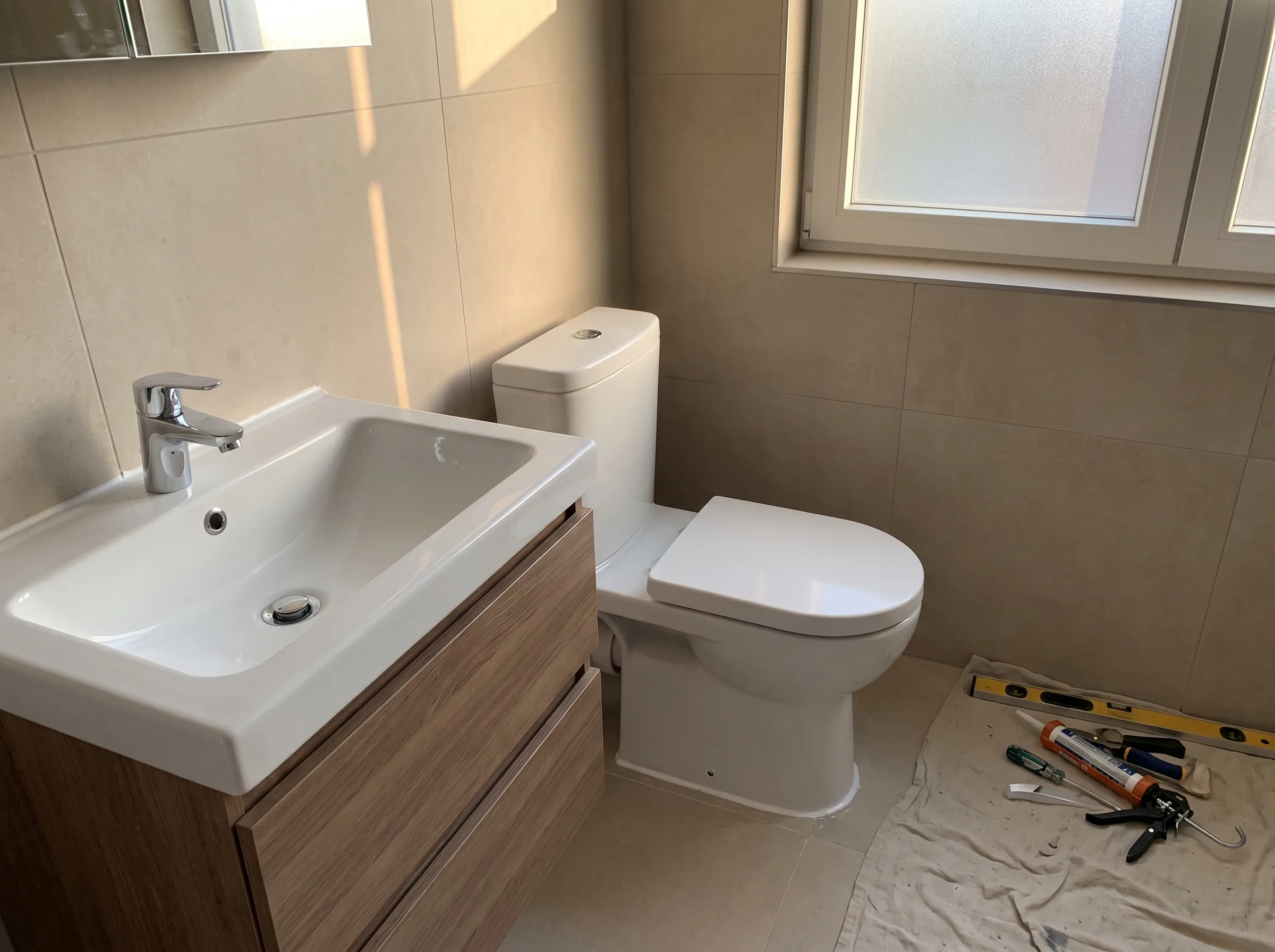 Modern badkamer met wastafel en toilet, net geïnstalleerd